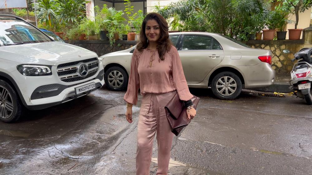 raveena-tandon-was-snapped-at-a-dubbing-studio-in-bandra